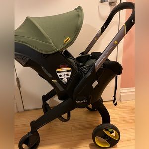 Doona, good condition. Rain cover & car base INCLUDED! Expiration date-2027/11/8